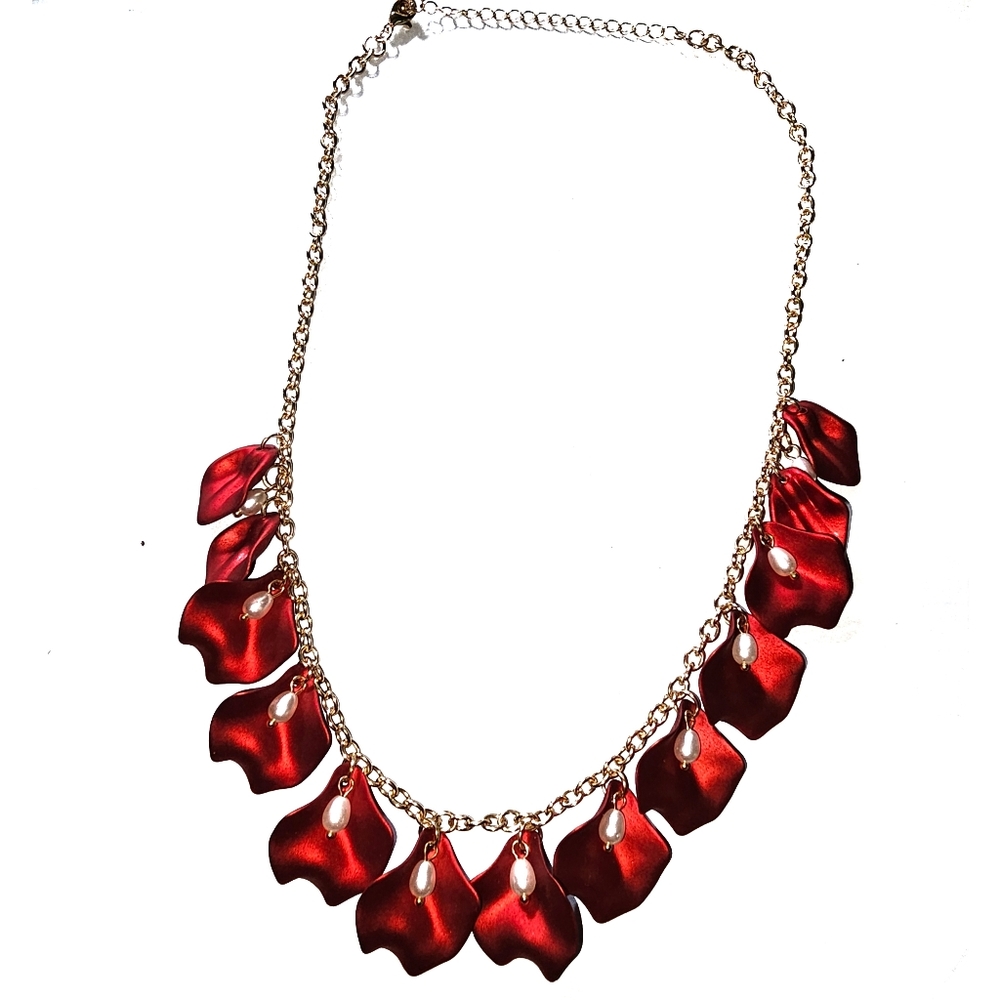 Exquisite Unique Metallic Petal Necklace